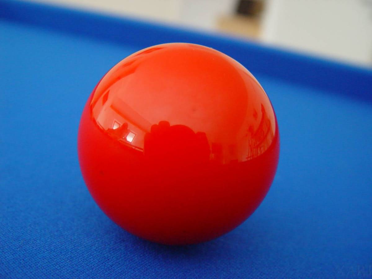 red pool ball